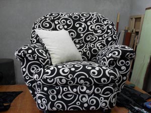 crno bela fotelja sa jastucima